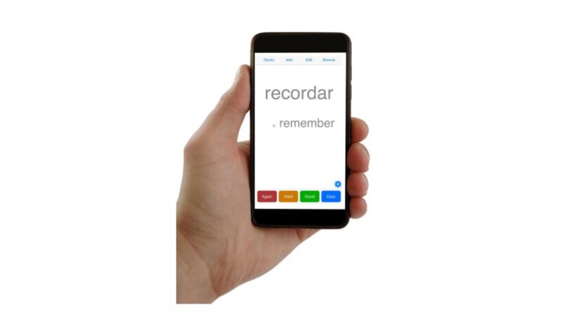 person holding a phone that says recordar - remember